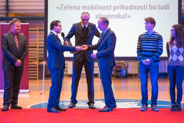 BMW Group Slovenia presented two electric cars to Hidria and the Jurij Vega Grammar School in Idrija