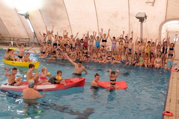 Der Wasserbettbewerb erwärmte fast 100 kleine Helden von Hidria