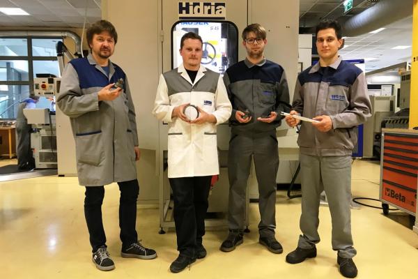 Zusammen mit Studenten Schlüsselteile der Formula Student entwickelt