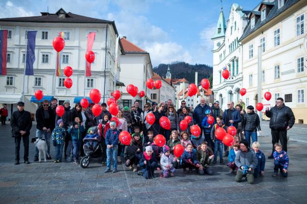 Umzug mit roten Luftballons, gesponsert von Hidria, auch in Idrija