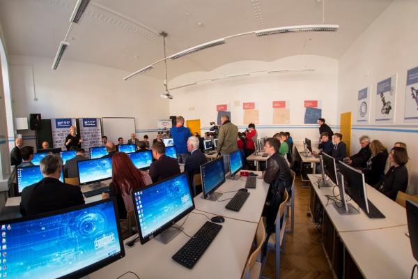 Hidria in dijaki Gimnazije Jurija Vege Idrija se pospešeno digitaliziramo